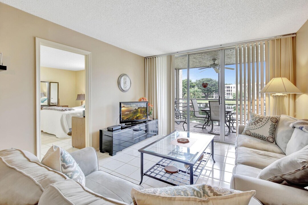 9311 Orange Grove Dr in Davie, FL - Building Photo