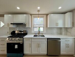 74 Botolph St, Unit 1 in Quincy, MA - Foto de edificio - Building Photo