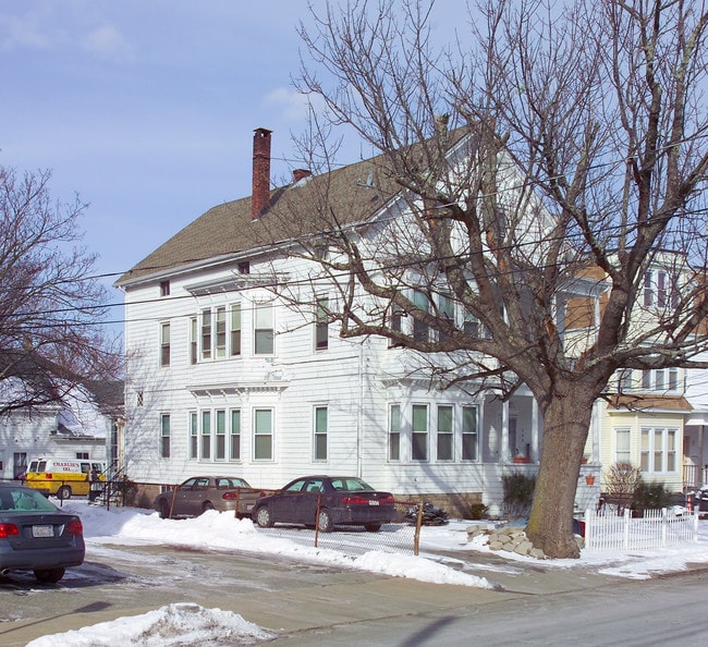 709 2nd St in Fall River, MA - Foto de edificio - Building Photo