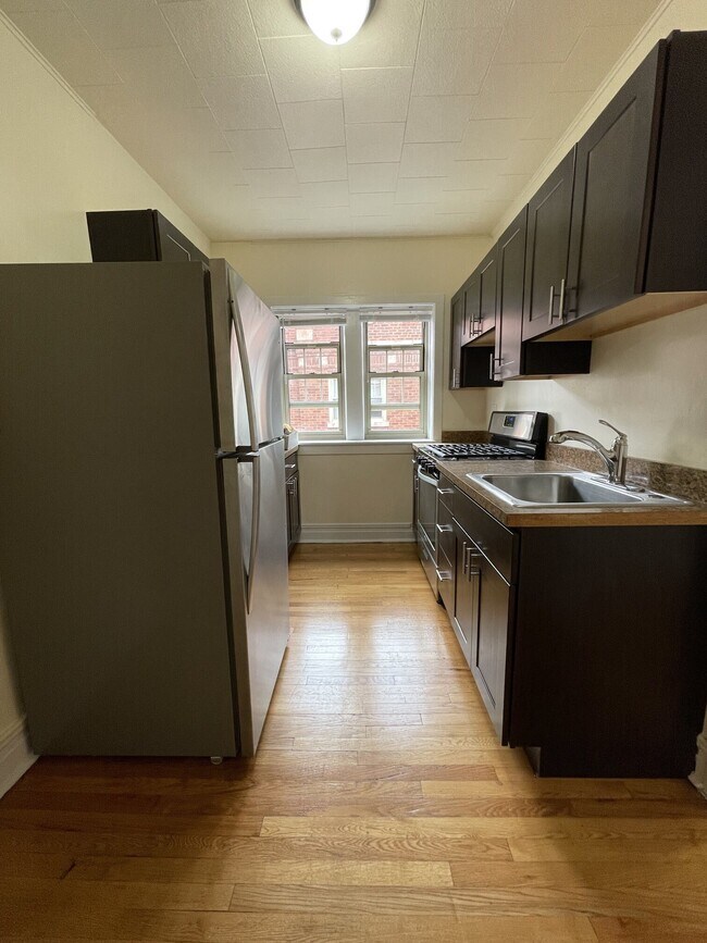 5121 W Montrose Rentals in Chicago, IL