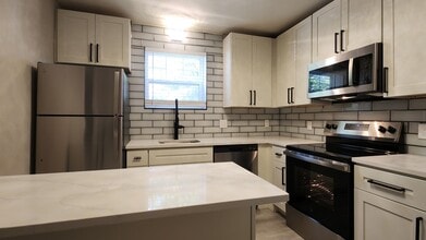 803 Westwood Dr, Unit 811-3N in Clayton, MO - Building Photo - Building Photo