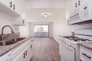 11817 Victory Blvd in North Hollywood, CA - Building Photo