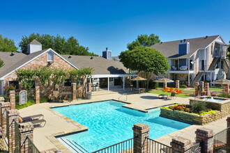 The Logan in Bedford, TX - Foto de edificio - Building Photo