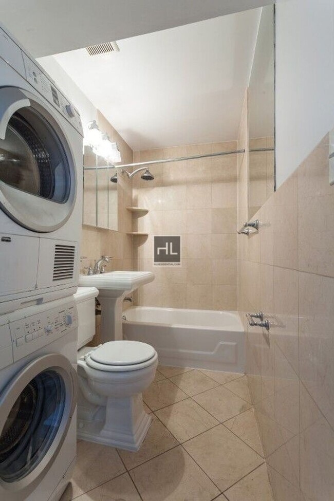 Elizabeth Street, Unit 4D in New York, NY - Building Photo - Building Photo