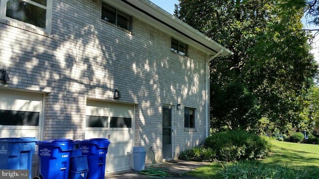 5909 Lenox Rd in Bethesda, MD - Building Photo - Building Photo