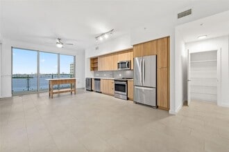 2150 N Bayshore Dr, Unit 0701 in Miami, FL - Building Photo - Building Photo