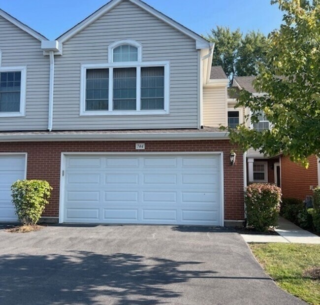 744 Old Checker Rd in Buffalo Grove, IL - Building Photo - Building Photo