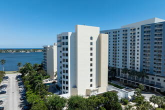 Villa Lofts in West Palm Beach, FL - Building Photo - Building Photo