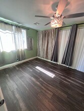 28823 Kenroy Ave in Santa Clarita, CA - Foto de edificio - Building Photo