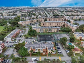 8883 Fontainebleau Blvd in Miami, FL - Building Photo - Building Photo