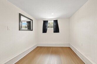 2501 Oakdale St S, Unit 2 in St. Petersburg, FL - Foto de edificio - Building Photo