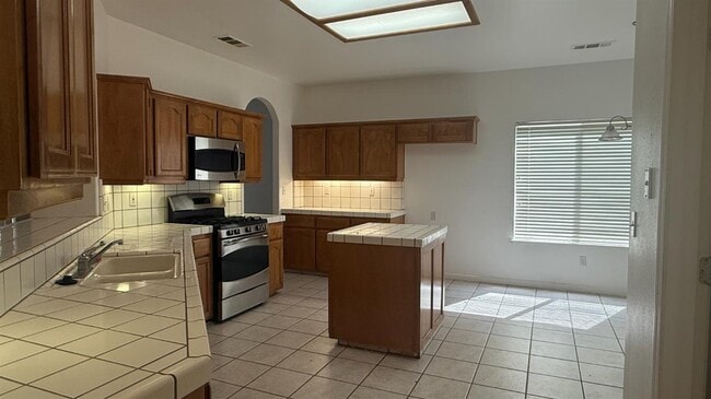 1584 W Norfolk in Hanford, CA - Building Photo - Building Photo