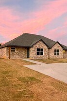 18 Pne Rdg Ln in Durant, OK - Building Photo
