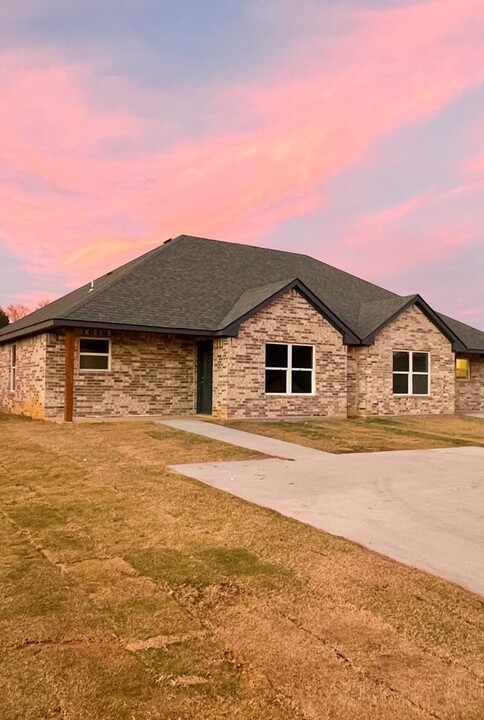 886 Worth Ave in Durant, OK - Building Photo