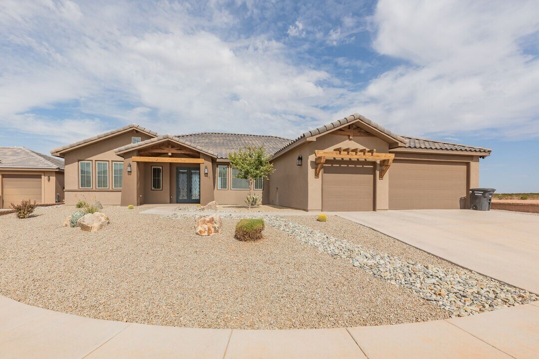 1065 Datura Dr in Alamogordo, NM - Building Photo