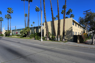 Luau Manor in Pico Rivera, CA - Foto de edificio - Building Photo