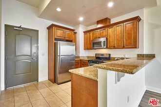 345 S Gramercy Pl in Los Angeles, CA - Foto de edificio - Building Photo