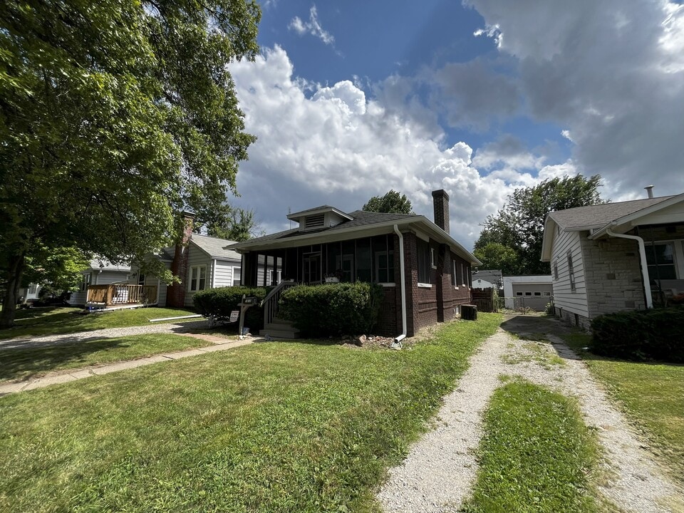 1612 W Washington St in Springfield, IL - Foto de edificio