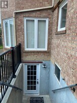 3163 Galbraith Dr in Mississauga, ON - Building Photo