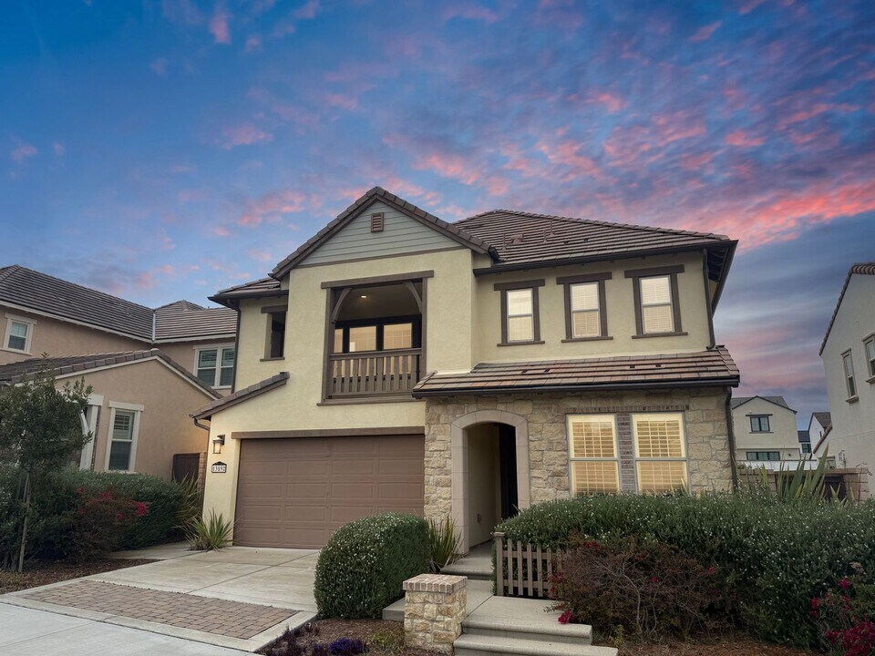 13592 Bolero Wy in San Diego, CA - Building Photo