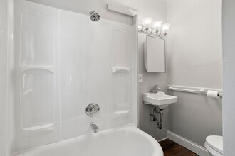 2111 Madison St in Manitowoc, WI - Building Photo - Building Photo