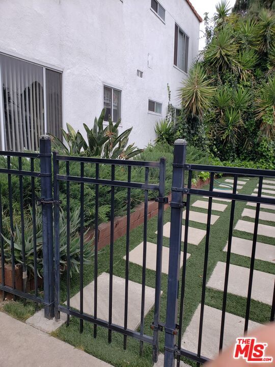 5641 Halbrent Ave in Los Angeles, CA - Building Photo - Building Photo