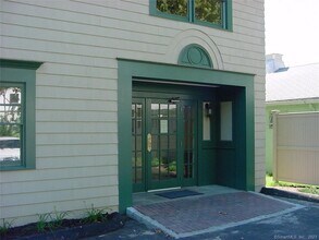 365 Westport Ave in Norwalk, CT - Building Photo - Building Photo