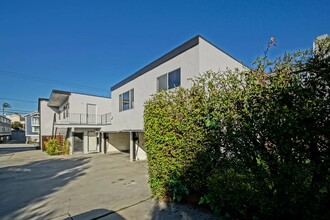 1416 12th St, Unit 4 in Manhattan Beach, CA - Building Photo - Building Photo