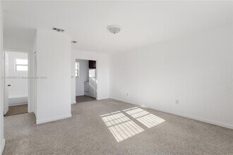 1251 NW 59th St in Miami, FL - Foto de edificio - Building Photo