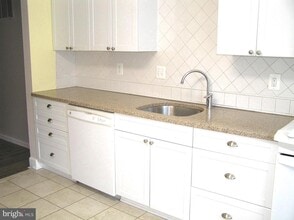 10053 Chestnut Wood Ln in Burke, VA - Building Photo - Building Photo