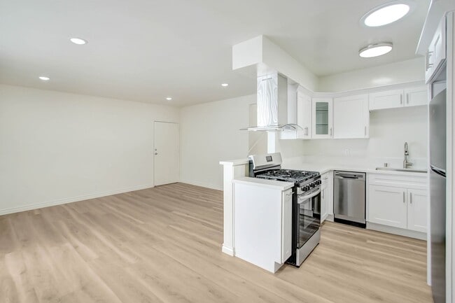 1121 California Ave in Santa Monica, CA - Building Photo - Building Photo
