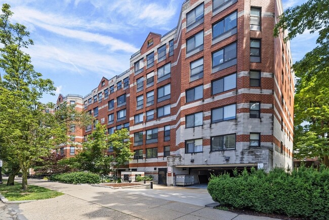 1933 Commonwealth Ave, Unit 204 in Boston, MA - Foto de edificio - Building Photo