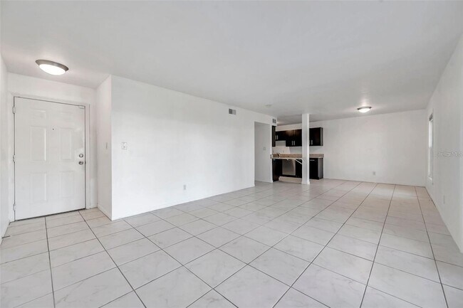 107 Sea Horse Dr SE, Unit A in St. Petersburg, FL - Building Photo - Building Photo