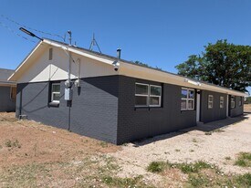 1726 E Dartmouth St, Unit B in Lubbock, TX - Building Photo