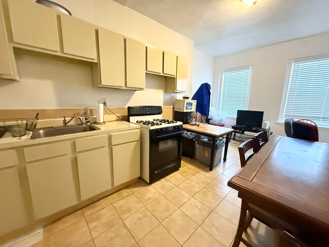 66 Hammond St, Unit 2 in Boston, MA - Building Photo - Building Photo