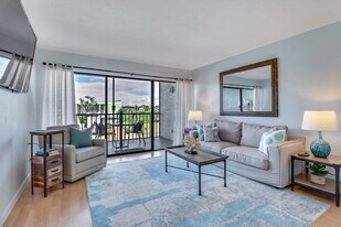 260 Southbay Dr in Naples, FL - Building Photo