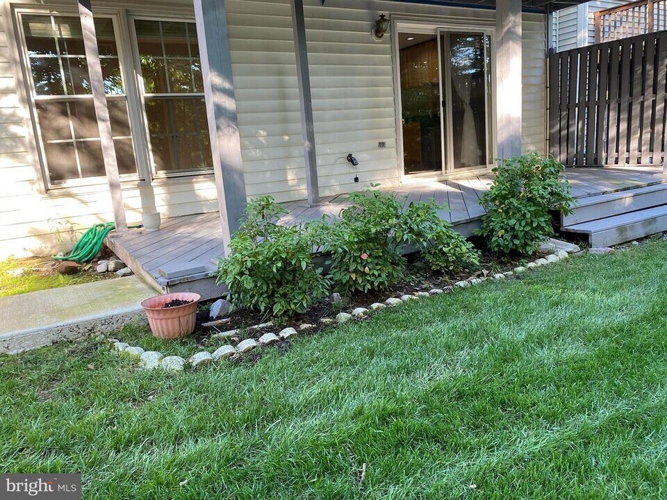 6538 Palisades Dr in Centreville, VA - Building Photo