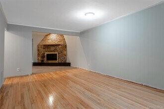 4 Adams Ct in Oyster Bay, NY - Building Photo - Building Photo