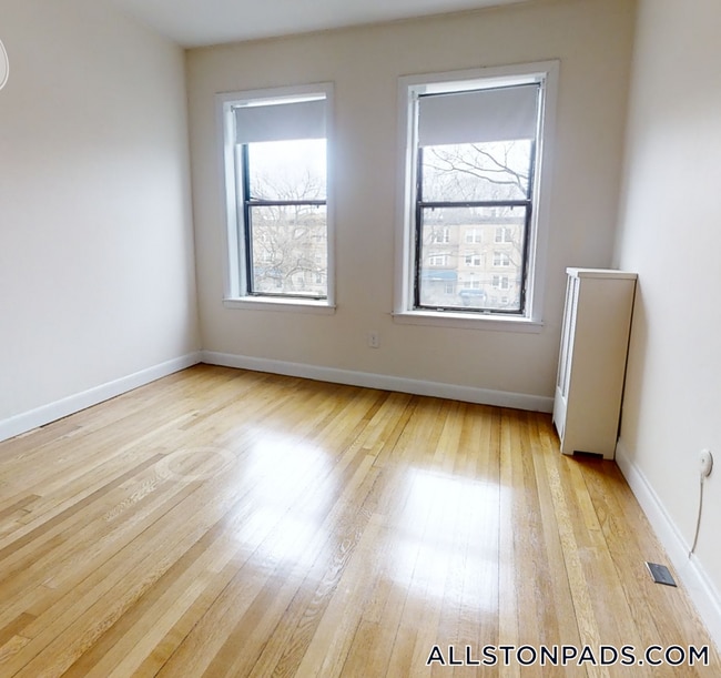 1135 Commonwealth Ave, Unit 5 in Boston, MA - Building Photo - Building Photo