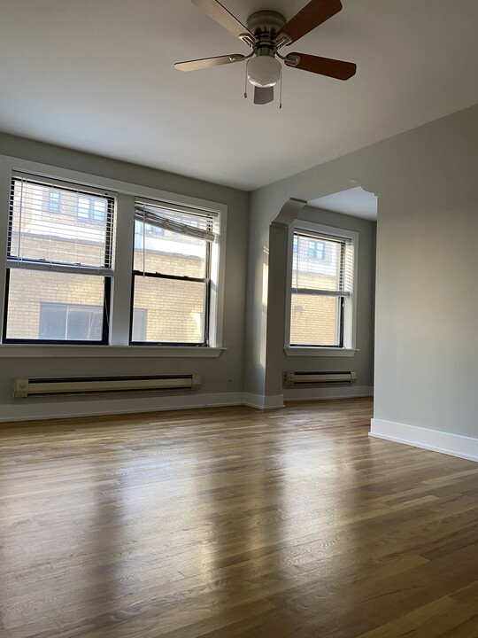 429 W Roscoe St, Unit #425-509 in Chicago, IL - Building Photo