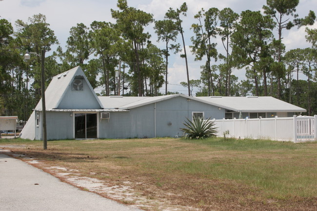 Cypress Gardens MH & RV Park in Winter Haven, FL - Foto de edificio - Building Photo