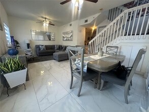 14343 SW 10th St in Pembroke Pines, FL - Foto de edificio - Building Photo