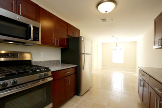 Hadley Woods in North Brunswick, NJ - Building Photo - Interior Photo