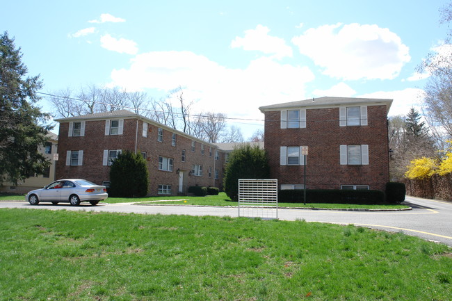 Walker Court in Springfield, NJ - Building Photo - Building Photo