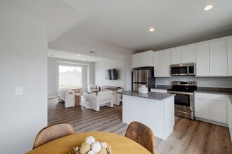 Lamp Rd Glenbrook, LLC in Bettendorf, IA - Building Photo - Building Photo