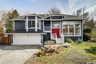 17355 NE 17th Pl in Bellevue, WA - Building Photo