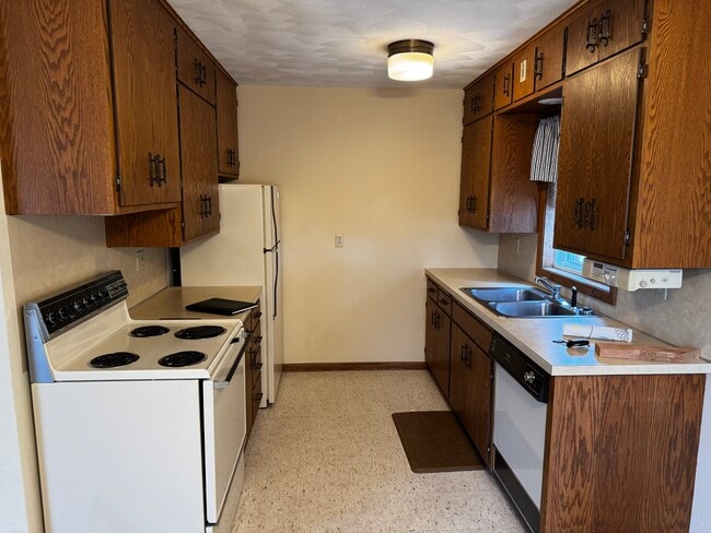 1917 Hartle Ave, Unit Hartle in Owatonna, MN - Building Photo - Building Photo