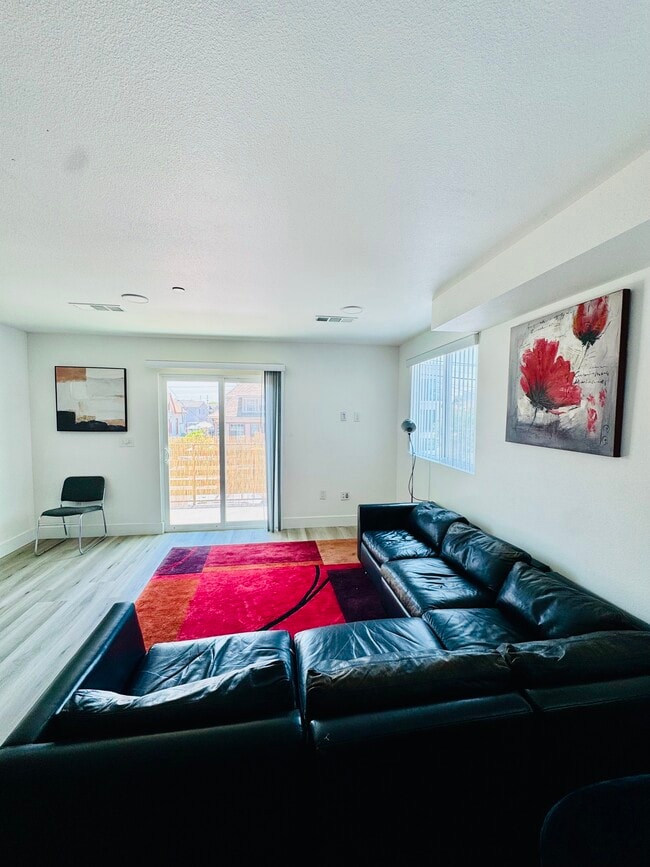 215 E 29th St in Los Angeles, CA - Foto de edificio - Building Photo