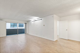 642 N West Knoll Dr. Apartments in West Hollywood, CA - Foto de edificio - Building Photo