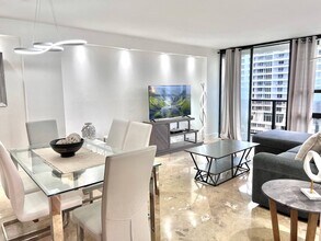 600 NE 36th St, Unit 1417 in Miami, FL - Building Photo - Building Photo